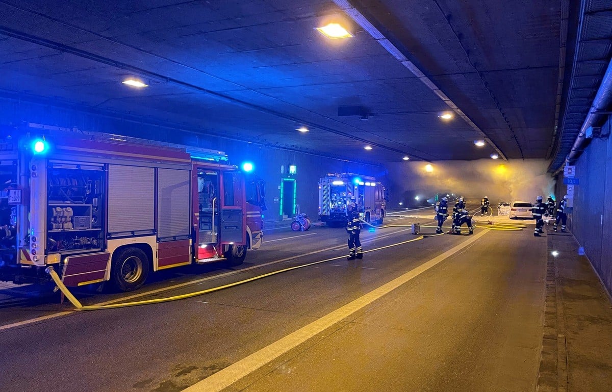 Feuerwehr München BMW brennt im Allacher Tunnel