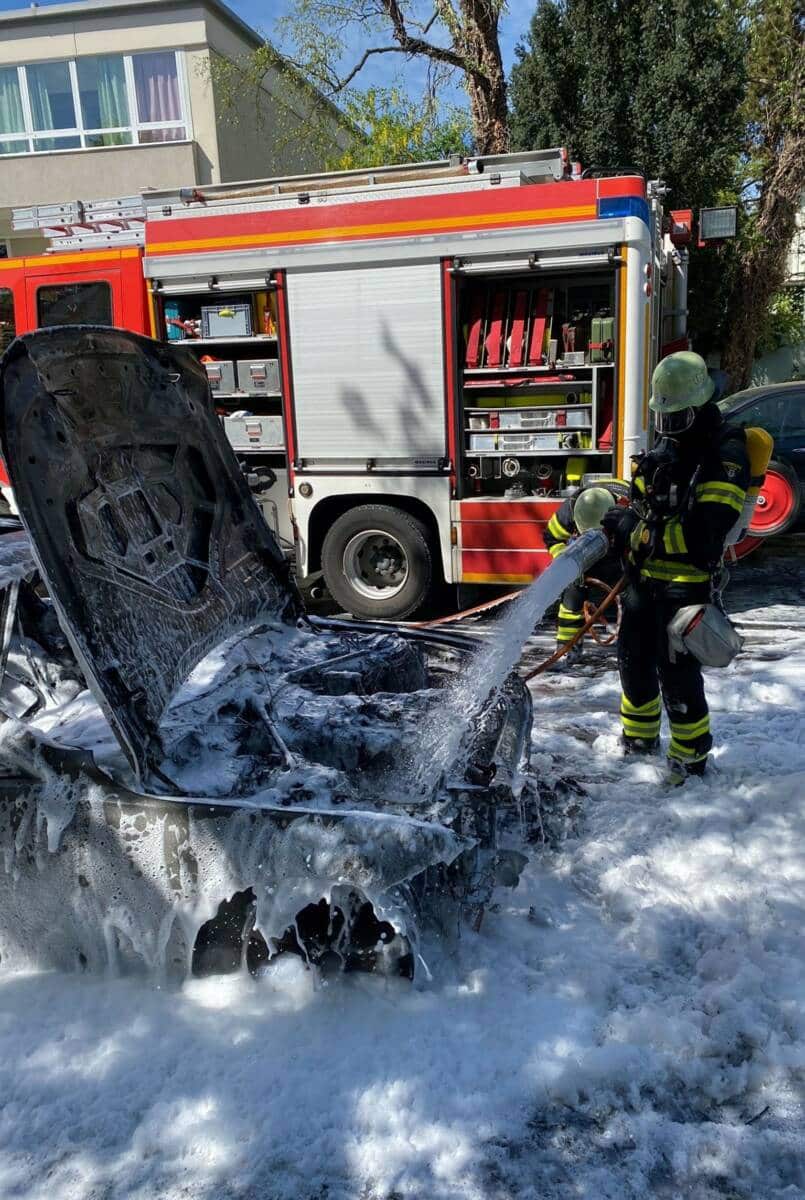 Mehrere Pkw nach Brand komplett zerstört
