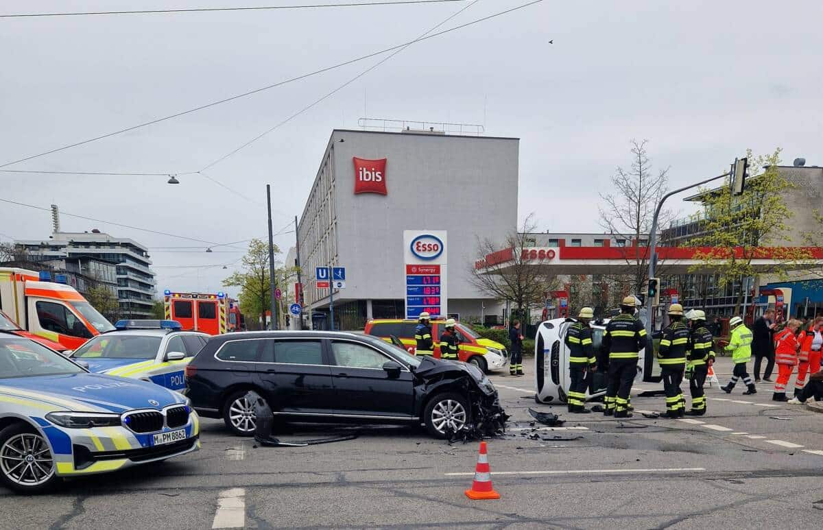 Auto kippt bei Unfall auf die Seite