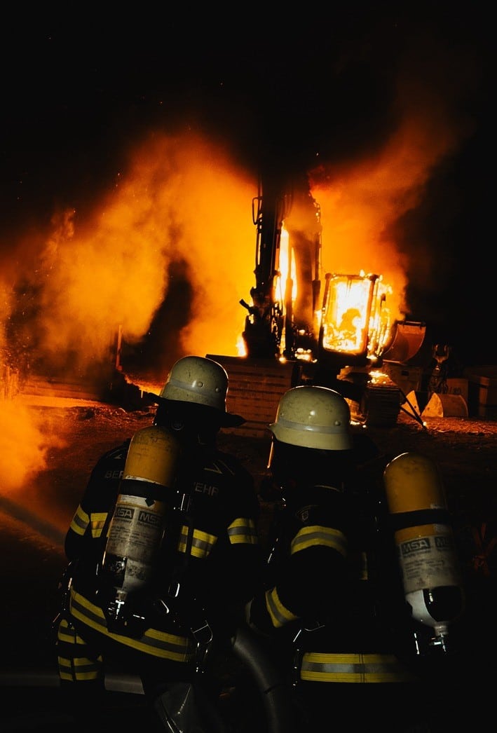 Mehrere Baustellenfahrzeuge in Brand