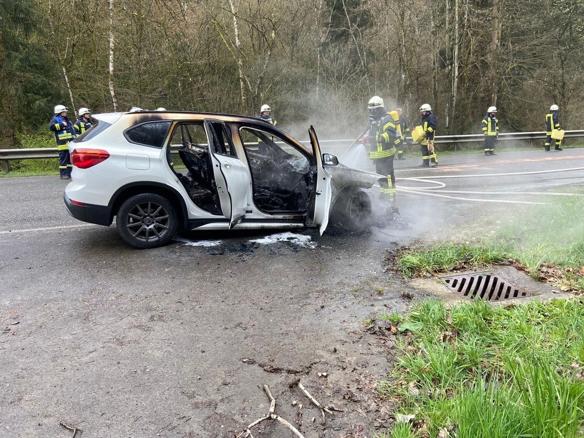PKW fängt Feuer