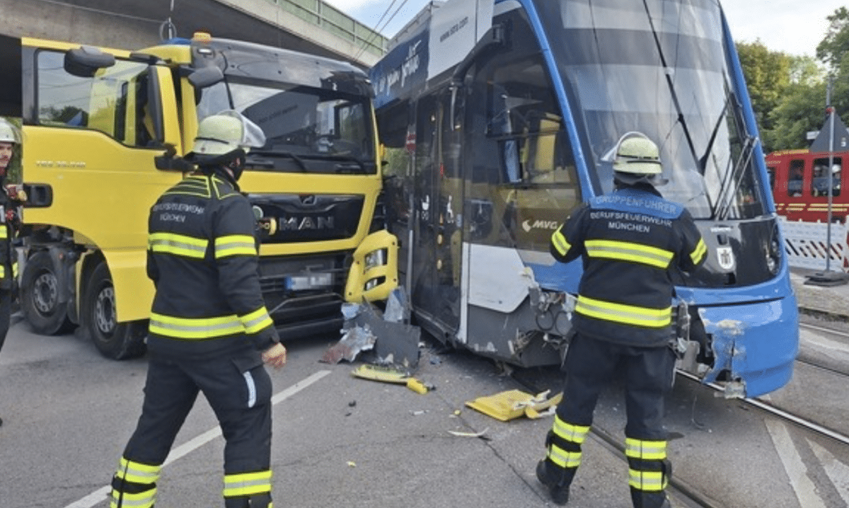 LKW Crash TRam