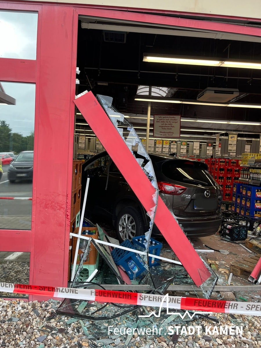 PKW fährt in den Getränkemarkt