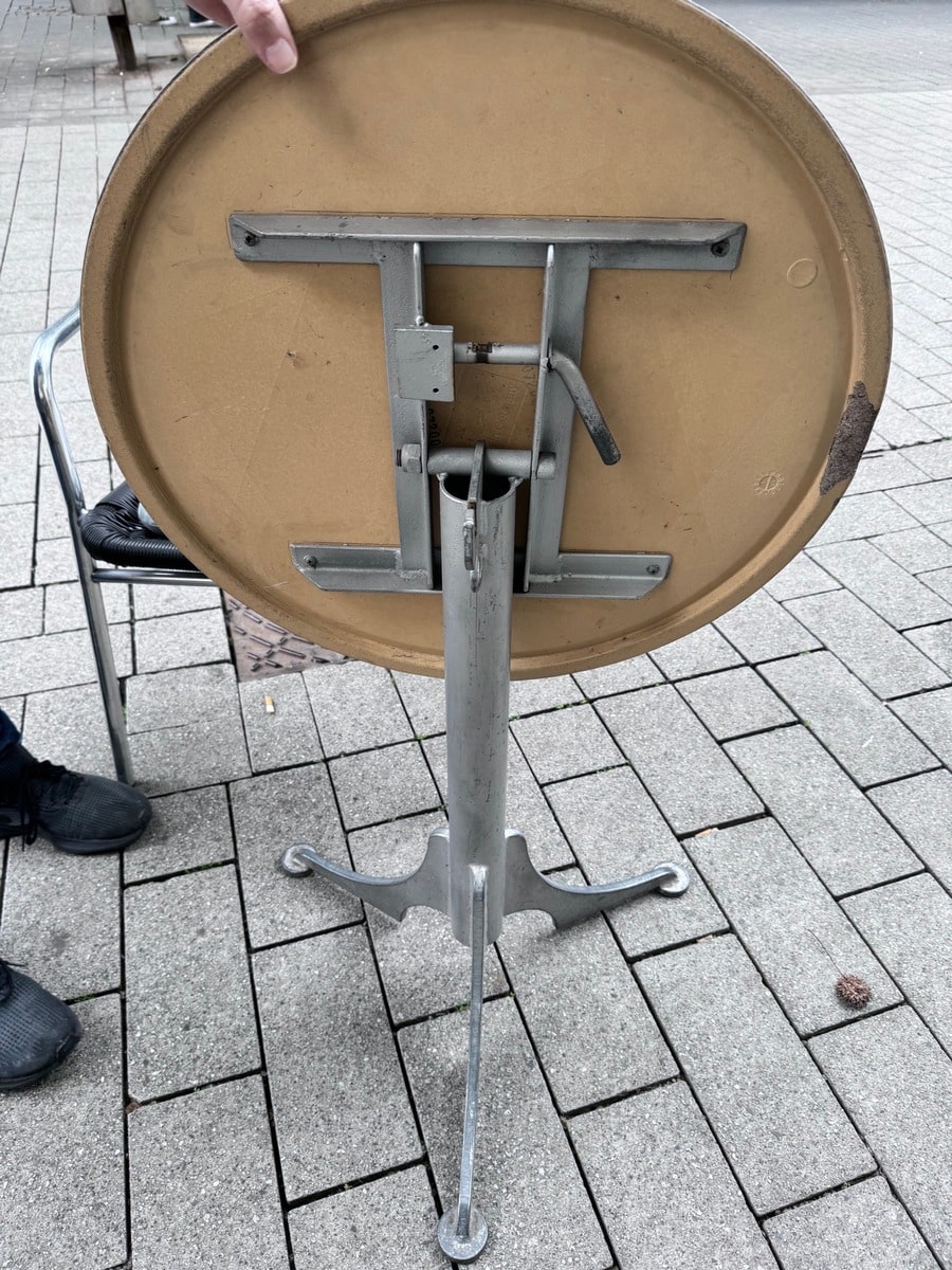 Möbel aus Eiscafé entwendet