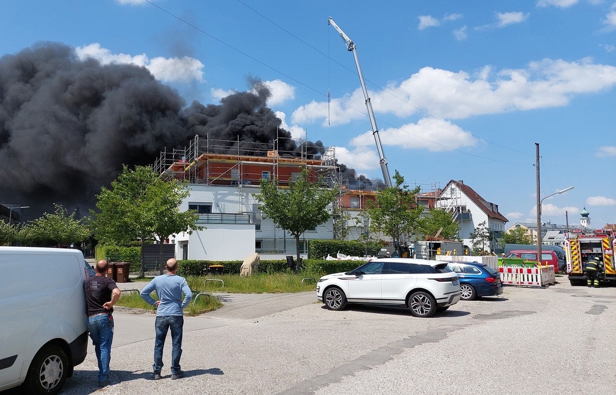 Starke Rauchentwicklung durch Brand auf Dach