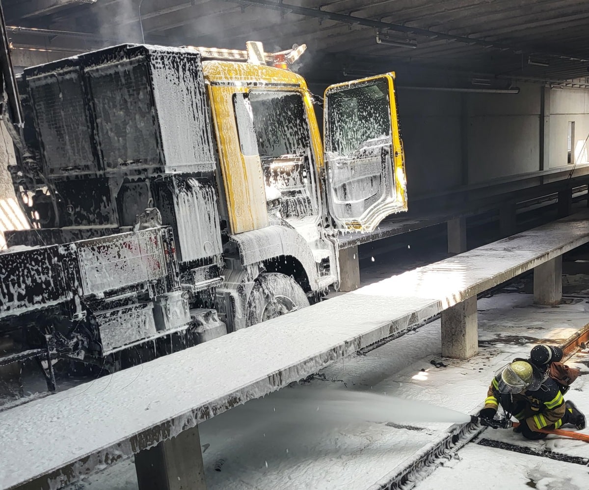 Brand eines LKW in einer Halle