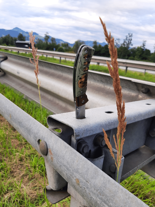 Mann mit Messer auf Autobahn