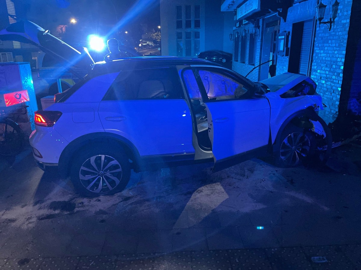 Pkw kollidiert mit Hauswand - Fahrer flüchtig