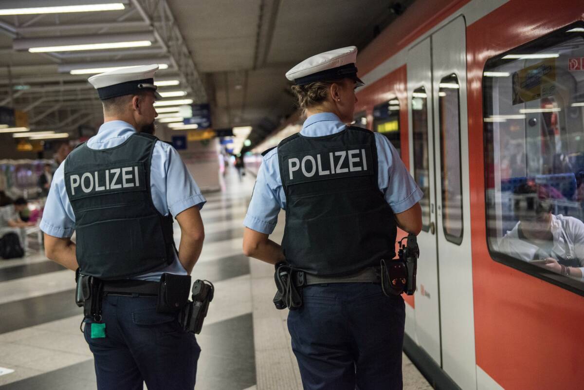 Bundespolizei im S-Bahnbereich des Flughafen München