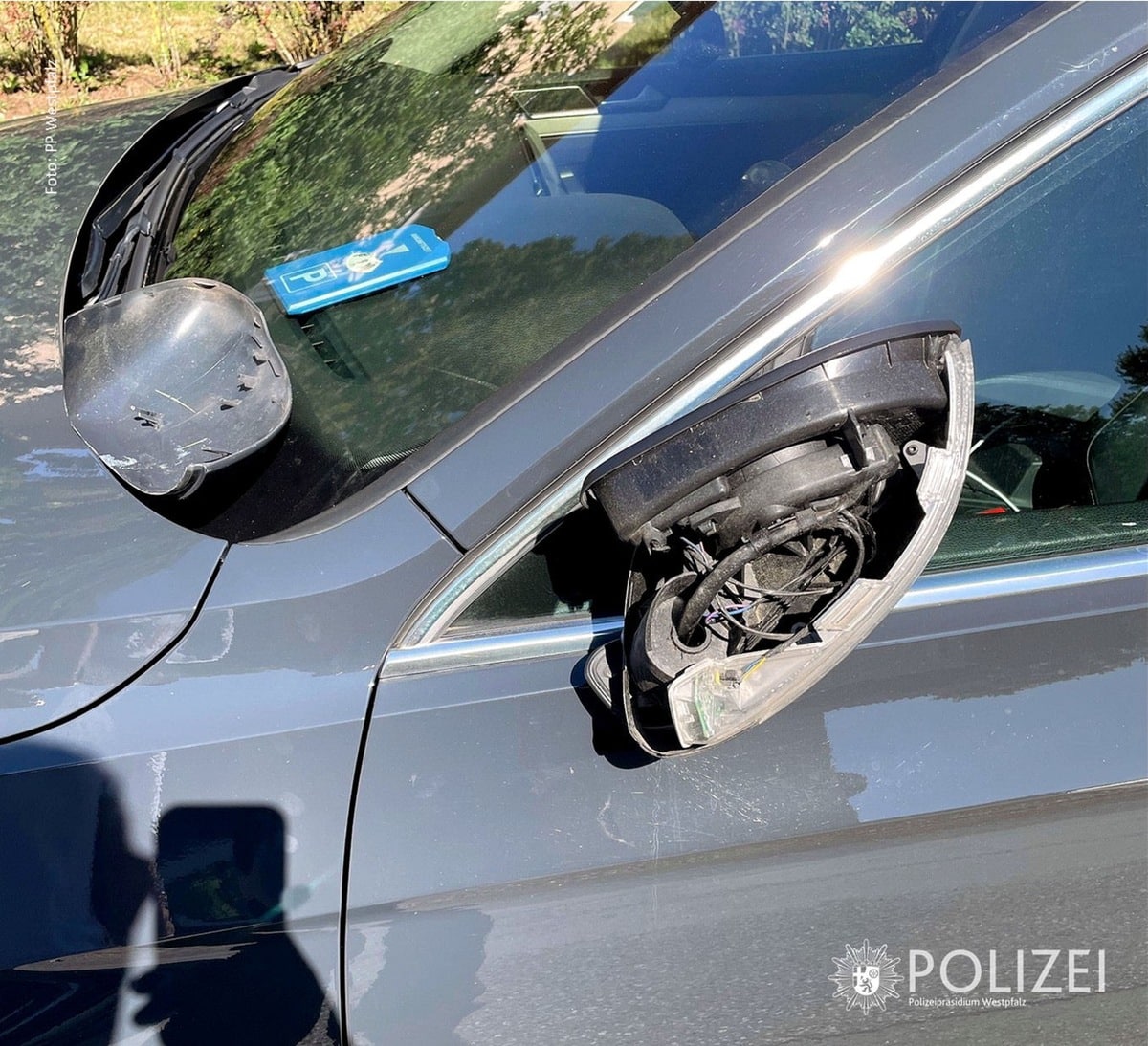 Außenspiegel des VW Passat wurde mutwillig beschädigt