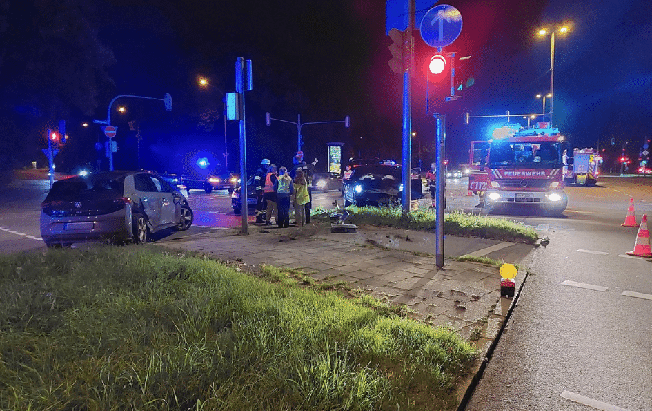 Fahrzeuge melden unfall