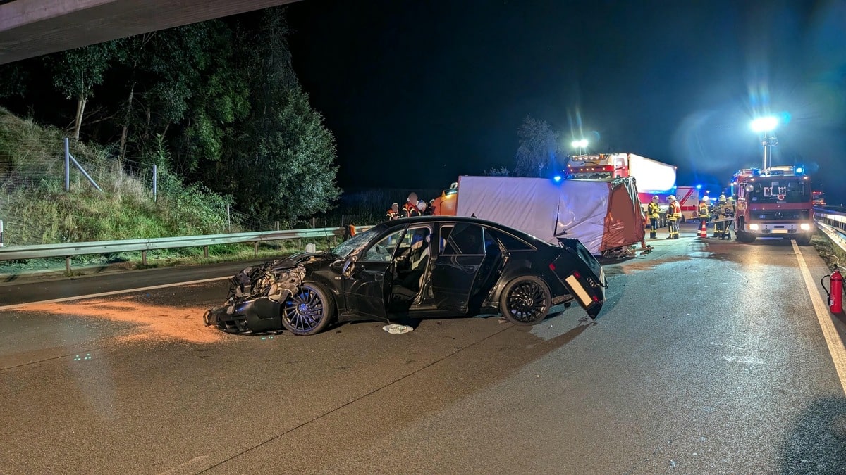 verunfallte PKW Unfall quer auf der A1
