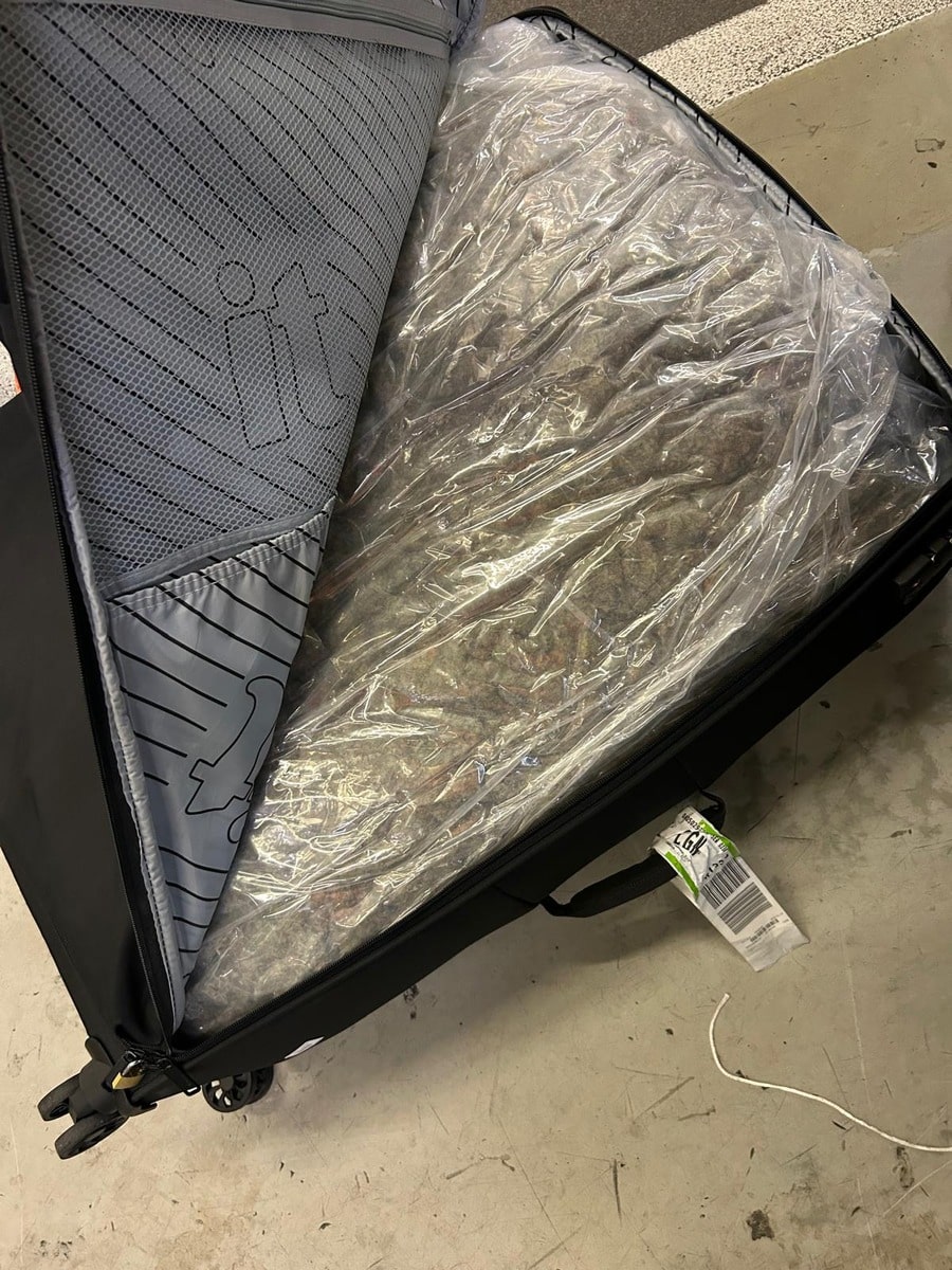 Flughafen Köln Koffer mit fast 20 Kilogramm Marihuana