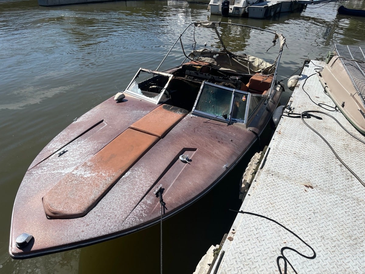 ausgebranntes Sportboot