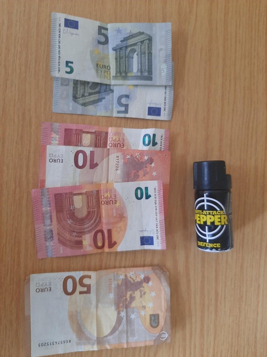 Bargeld und Pfefferspray