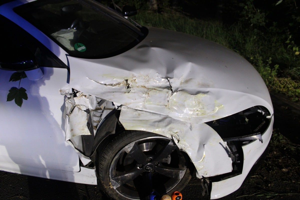 Audi kollidiert mit einem Baum