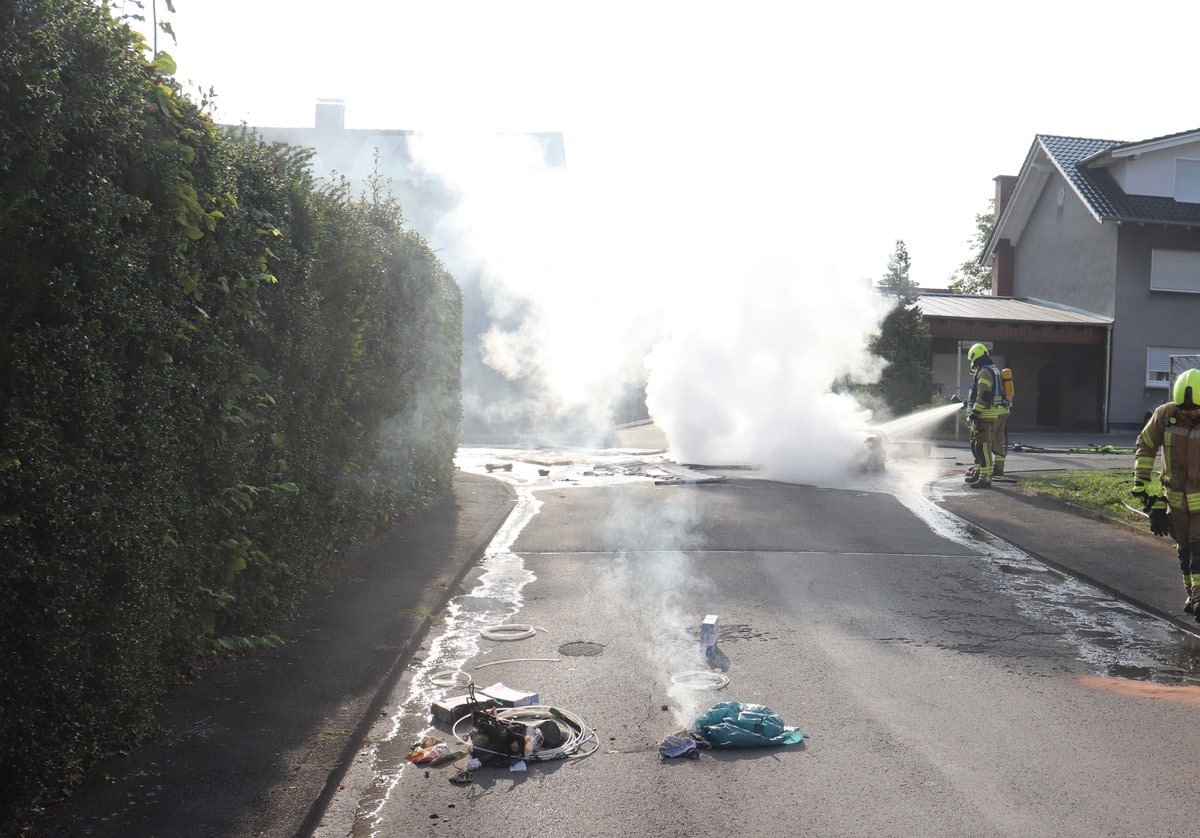 Die Feuerwehr lรถschte den brennenden Kompressor