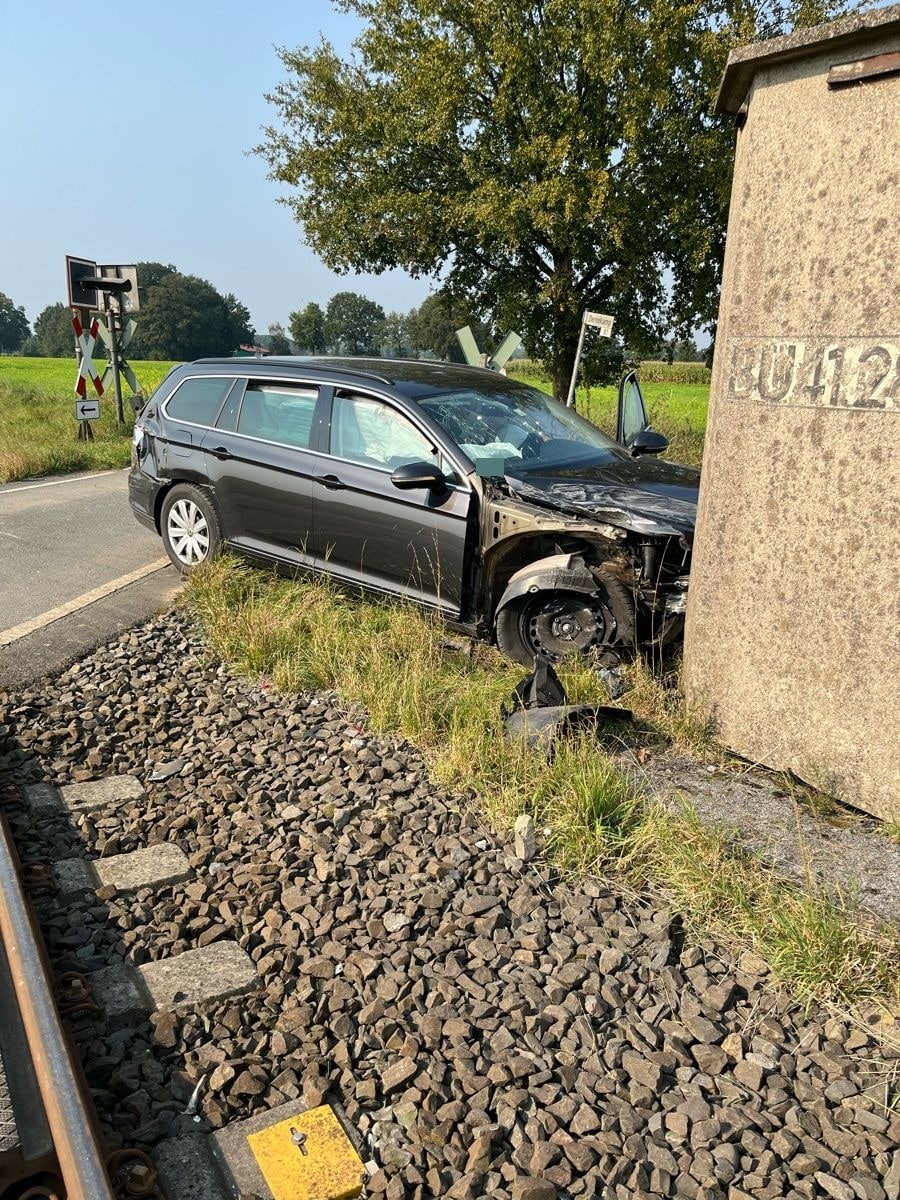Ein Auto und ein Zug kollidierten.