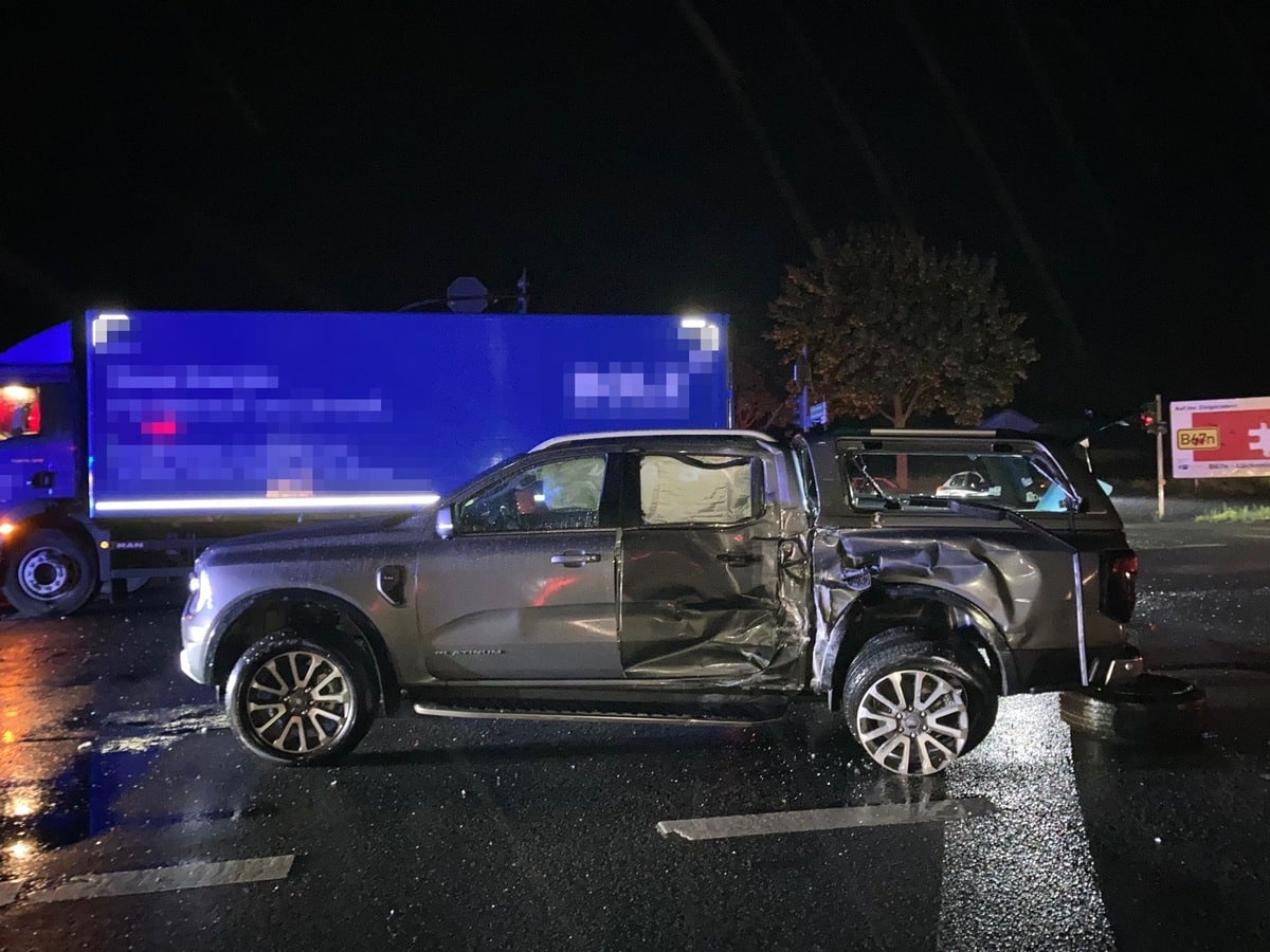 Lkw und Pick-up kollidieren