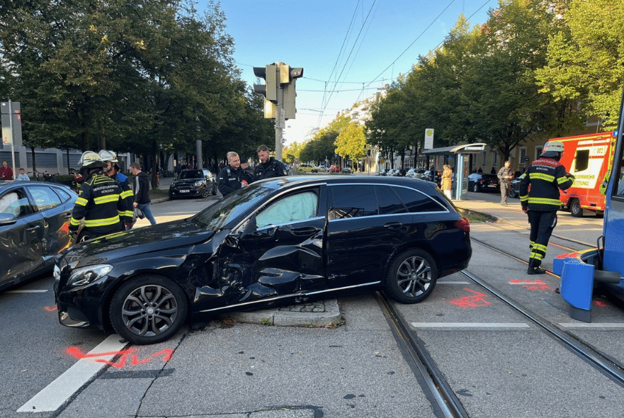 Straßenbahn erfasst Auto