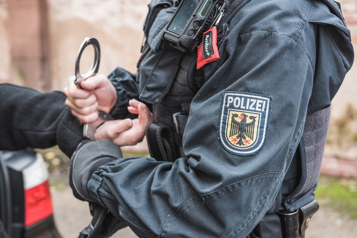 Beamter der Bundespolizei legt Handfesseln an