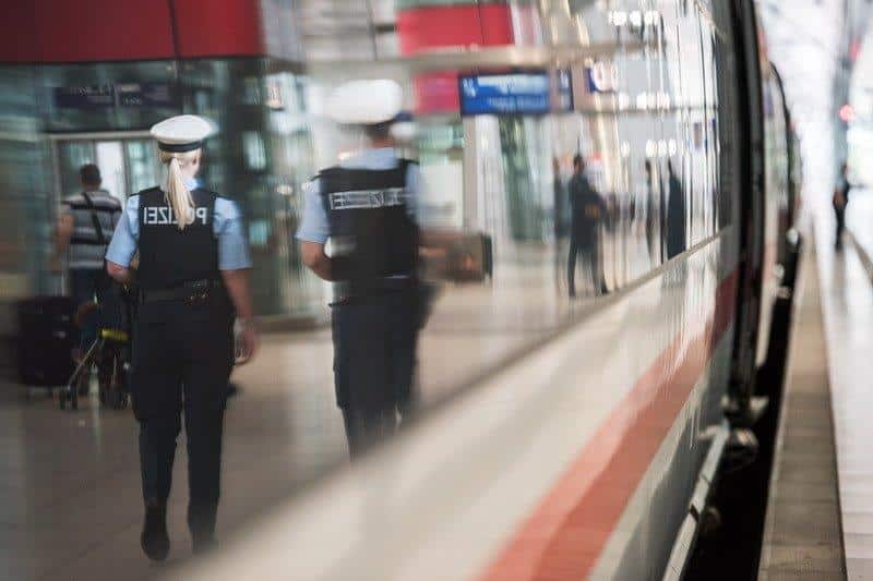 Baby fährt allein mit Zug