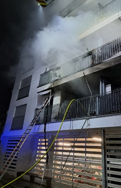 Flammen auf Balkon