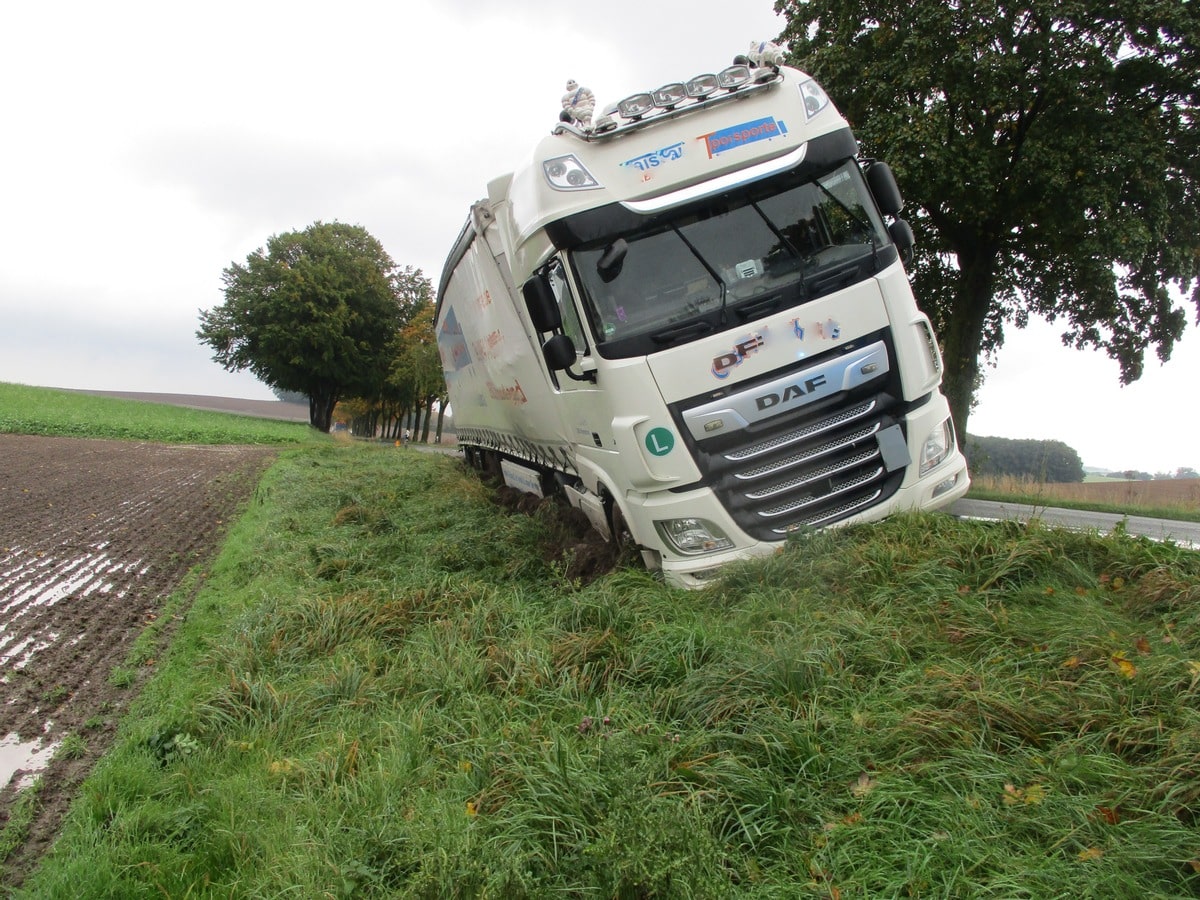 LKW kommt von Fahrbahn ab