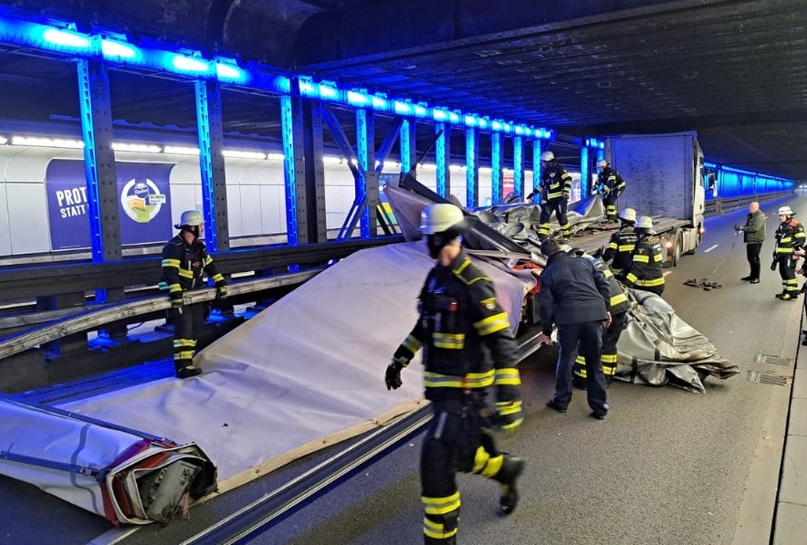 München LKW hängt fest