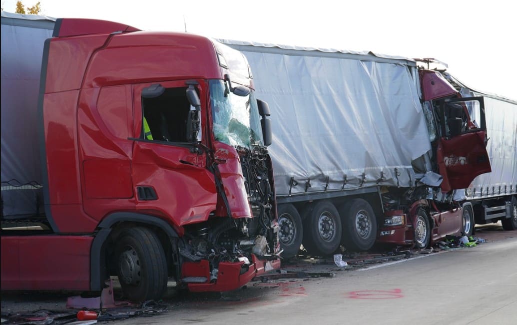 Sattelzug fährt ungebremst auf Stauende auf