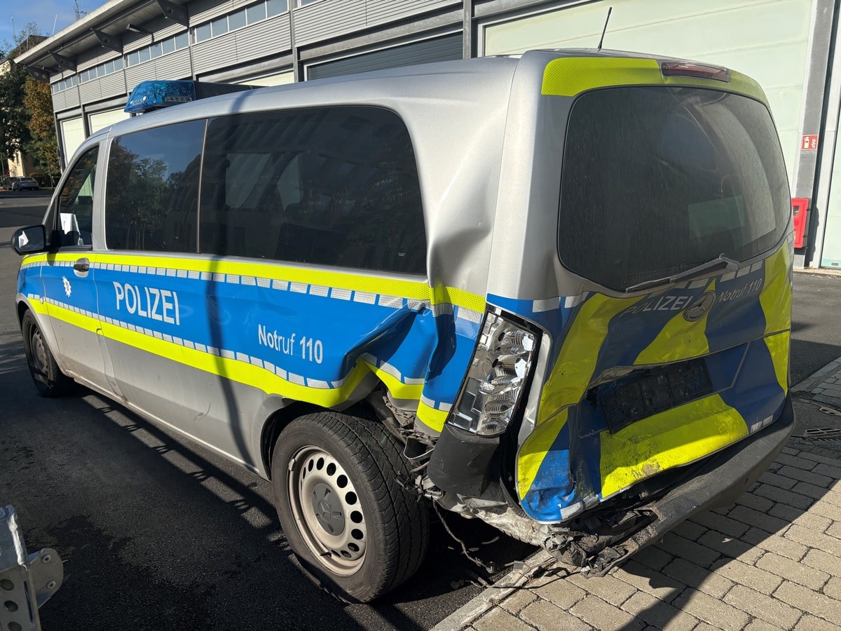 Unfall am Heck beschädigten Streifenwagens