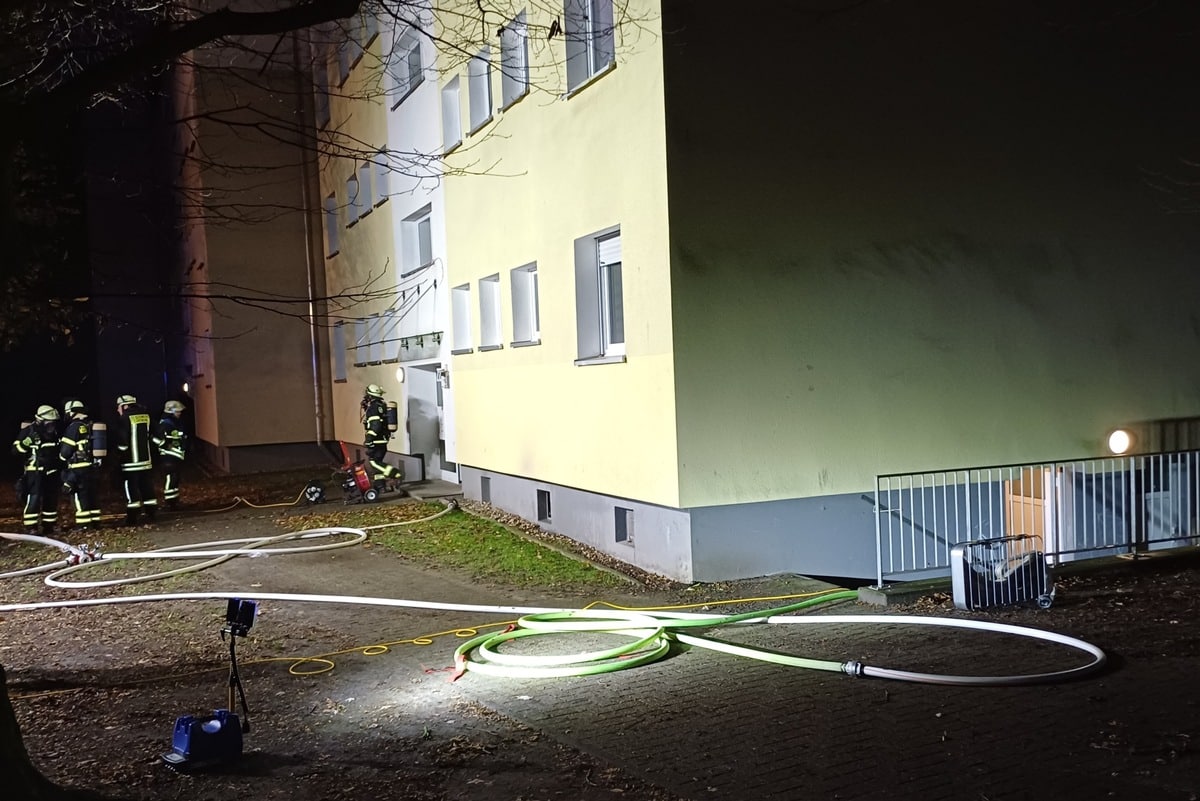 Einsatzkräfte vor dem Brandhaus