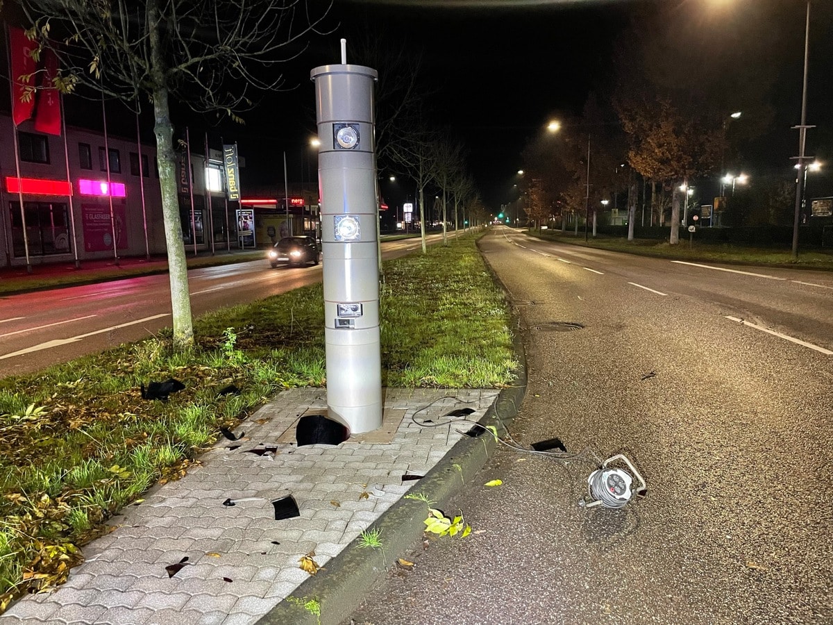 Beschädigte Blitzersäule