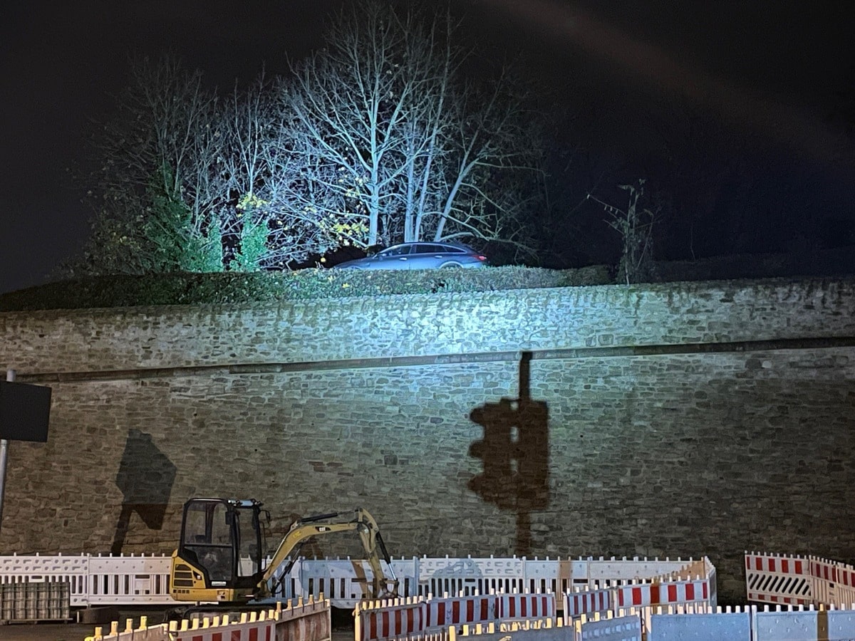 Fahrzeug vor Abgrund oberhalb der Zitadellenmauer in Mainz aufgefunden