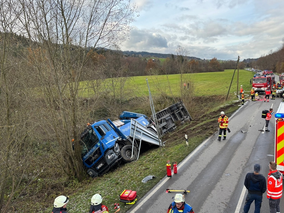 Verkehrsunfall zwischen LKW und PKW