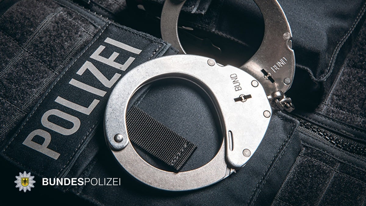 Mit Weinflasche zugeschlagen