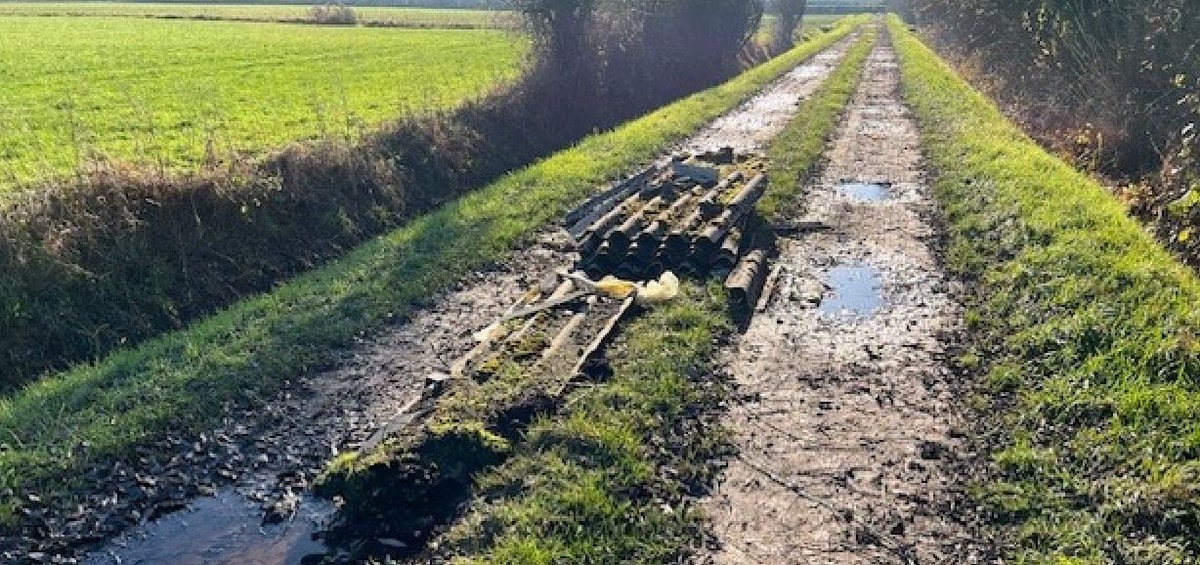 Entsorgte Asbestplatten mitten Feldweg