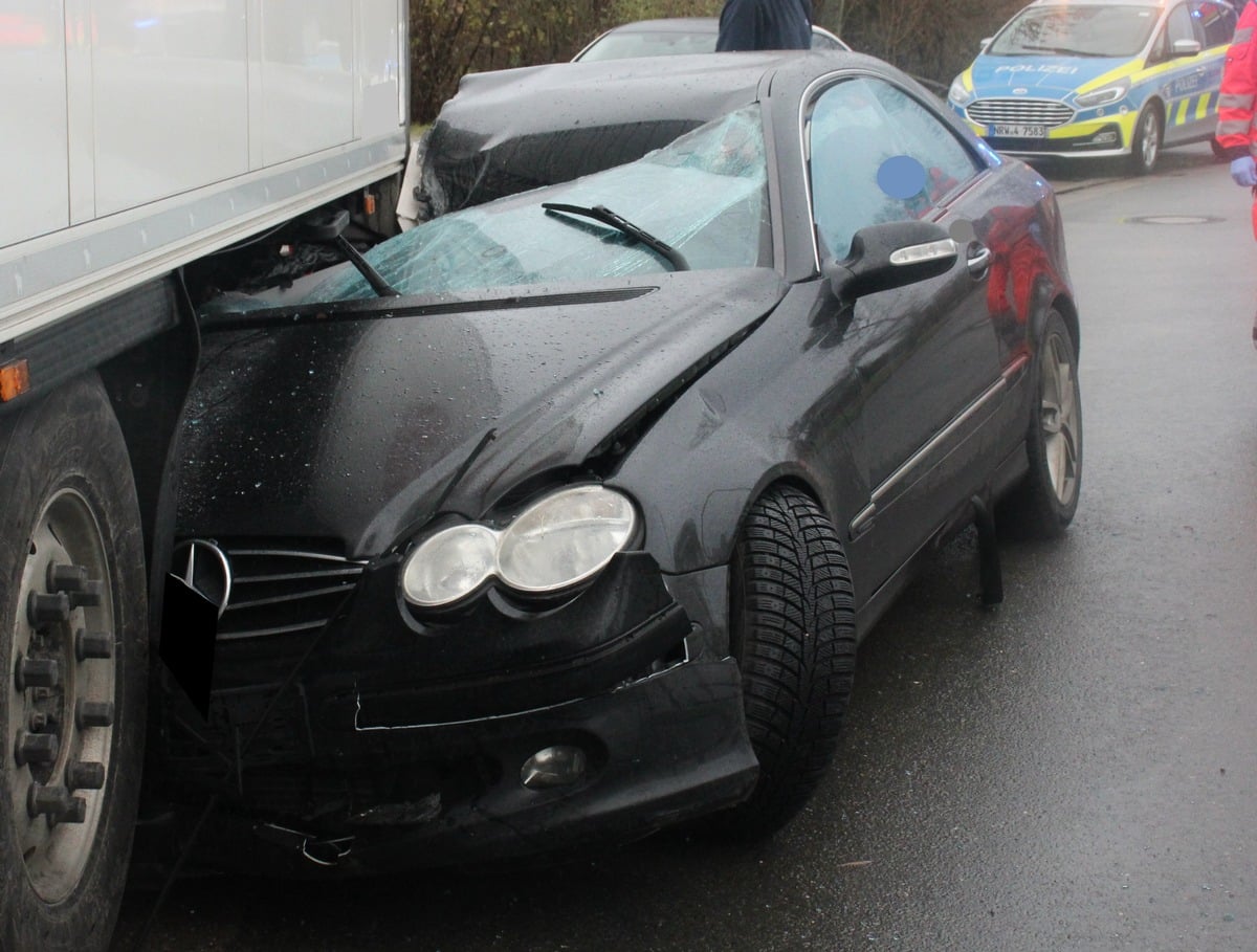 Auto unter Sattelzug-Anhänger