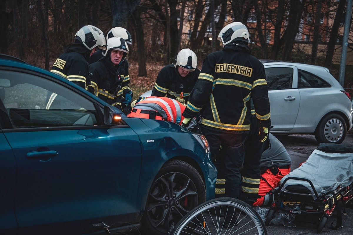 Radfahrer unter PKW eingeklemmt