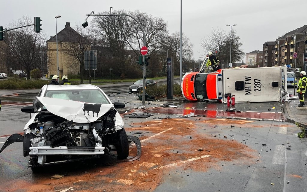 VU mit Rettungswagen