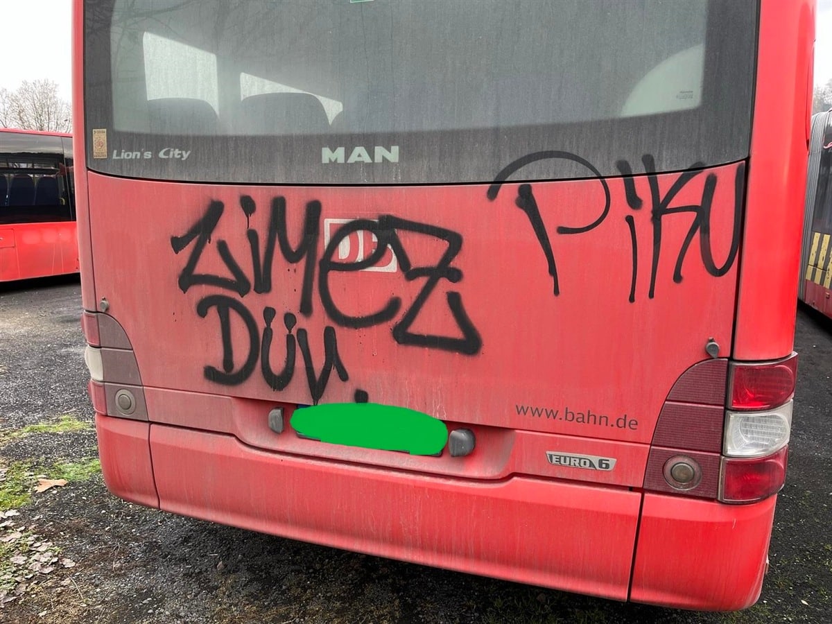 Tags mit schwarzer Sprühfarbe