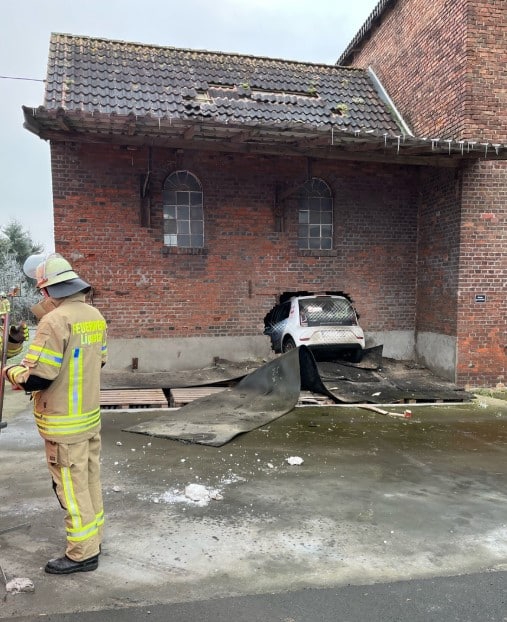Auto fรคhrt in Haus