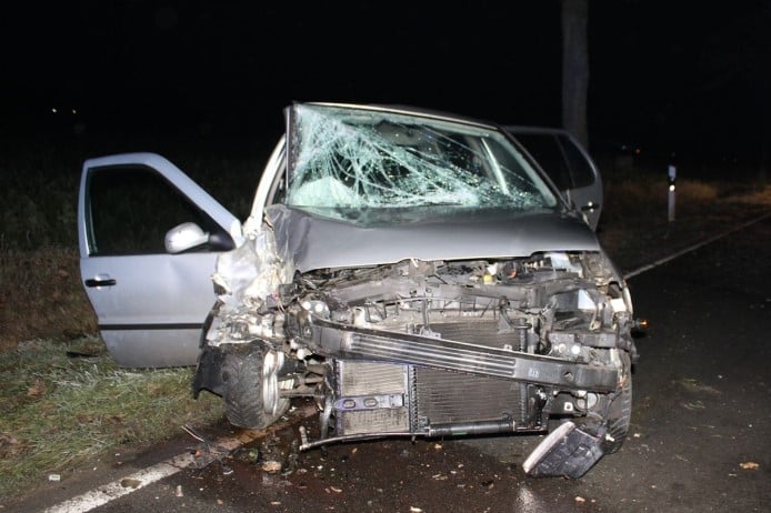 Lรผbbecke Auto kracht gegen Baum