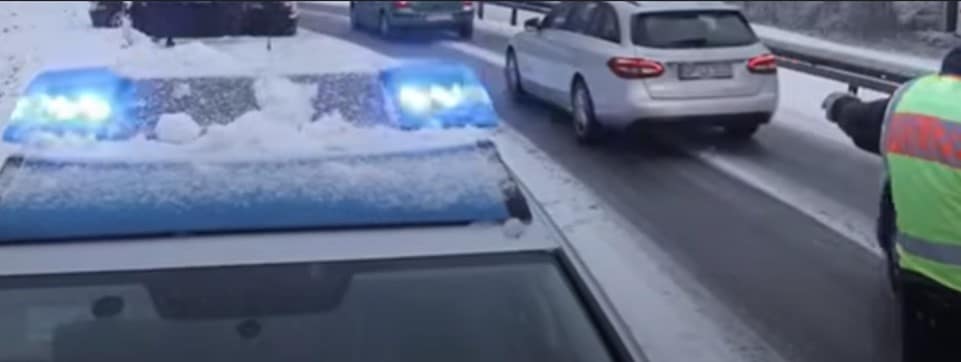 Unfall-Schnee-Polizei-