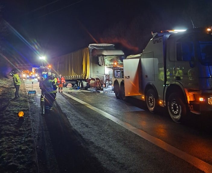 Verkehrsunfall zwischen 2 Sattelzรผgen