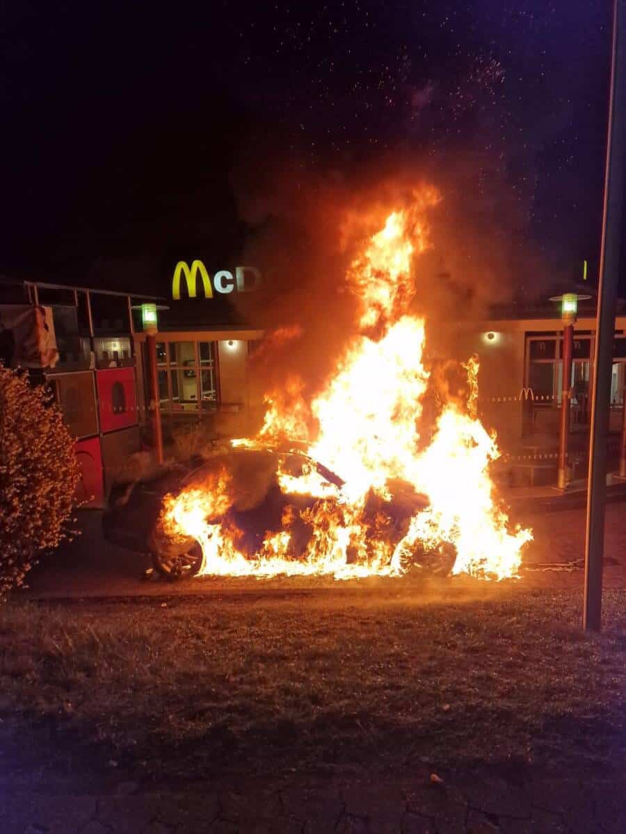 Brennendes Auto Mc Donald Mayen