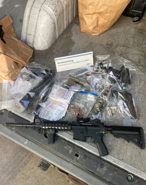 Falschgeld und Waffenfund