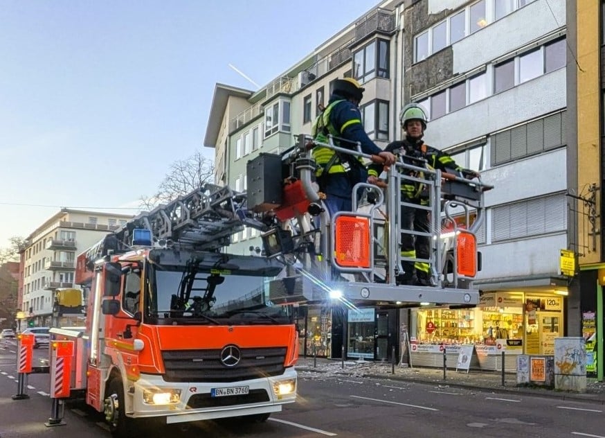 Fasadenteile auf Gehweg