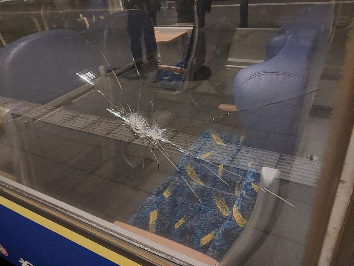 Bremen Steinwurf auf Zug