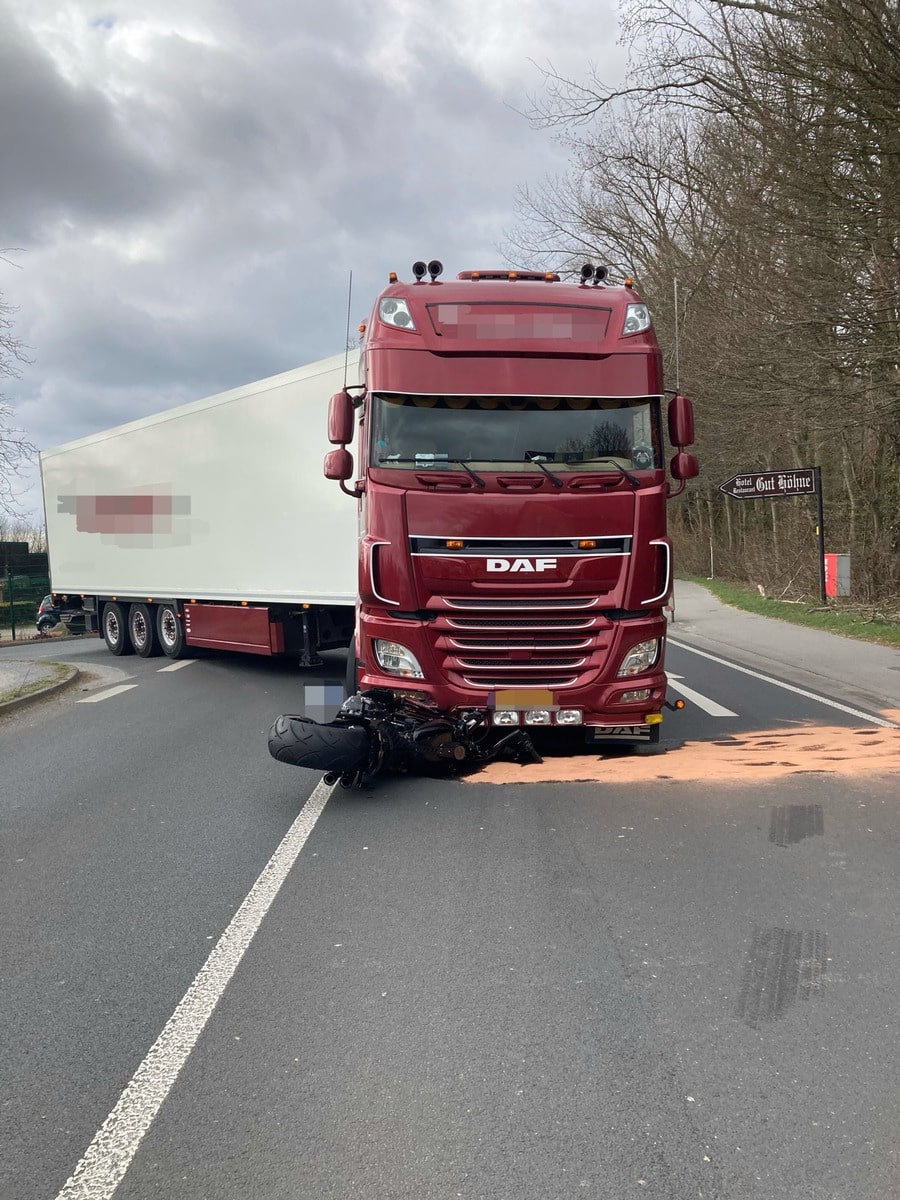 Verkehrsunfall zwischen Lkw und Motorrad